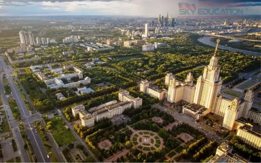 Moskova Devlet Üniversitesi çevresi ve şehir manzarası