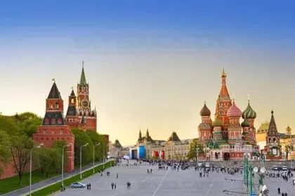 Kızıl Meydan'da Kremlin duvarları ve Aziz Vasil Katedrali