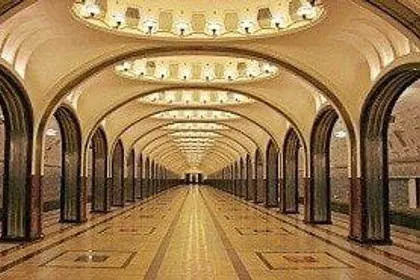 Moskova metrosunda kemerli istasyon salonu