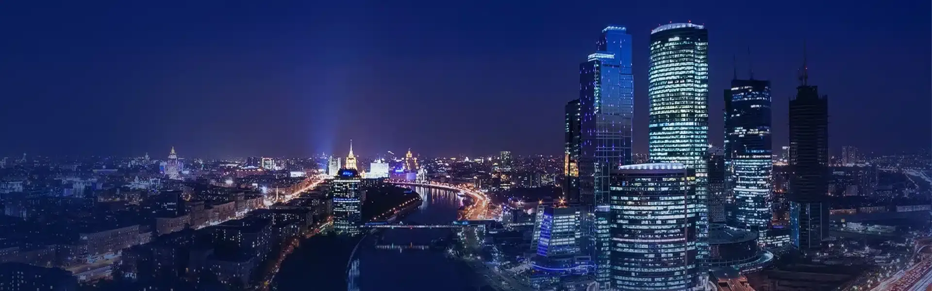 Moskova City iş merkezi ve şehir silüeti gece