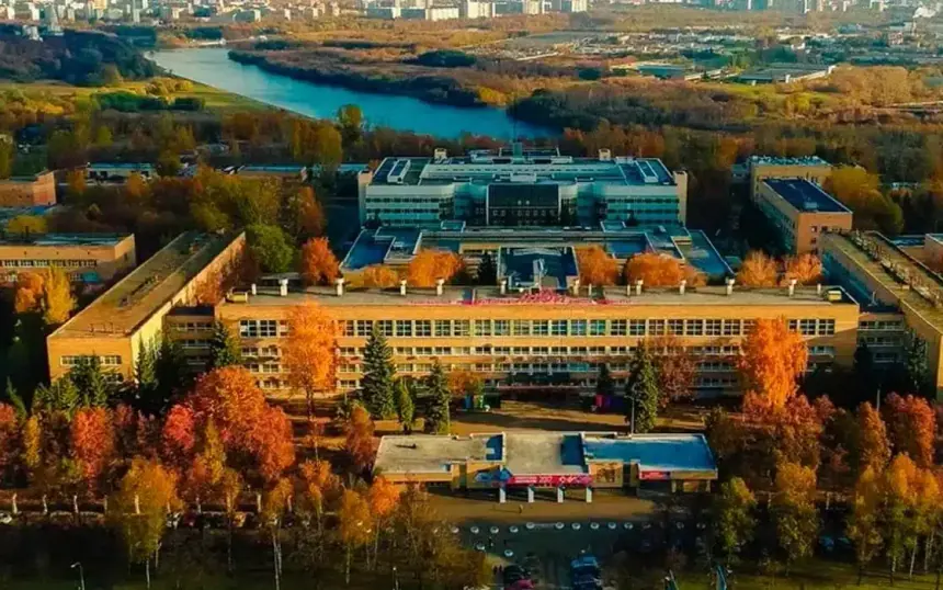Ulusal Nükleer Araştırmalar Üniversitesi kampüsü sonbaharda