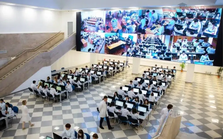 Ulusal Nükleer Araştırmalar Üniversitesi kampüsü sonbaharda