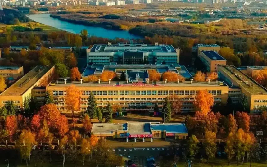 Sonbaharda bir Rusya üniversitesi kampüsü