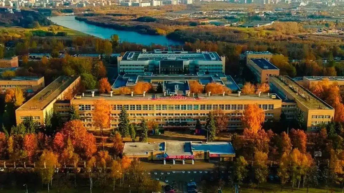 Sonbaharda bir Rusya üniversitesi kampüsü